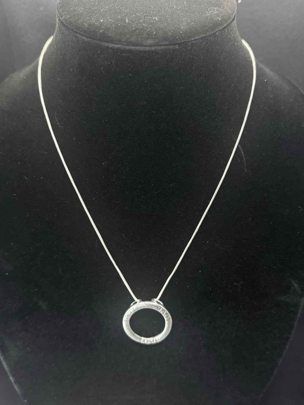 925 Sterling Silver Circle Pendant Love Emblem Chain Neckless.