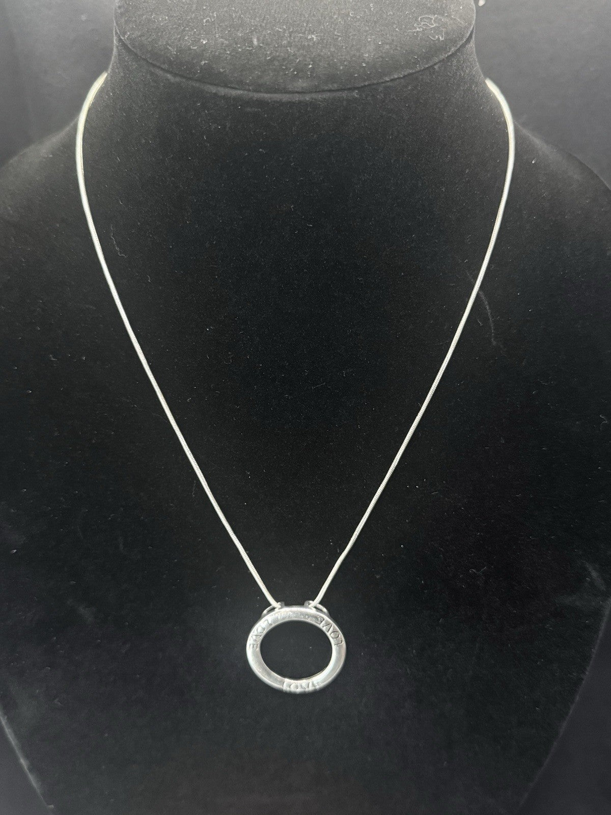 925 Sterling Silver Circle Pendant Love Emblem Chain Neckless.