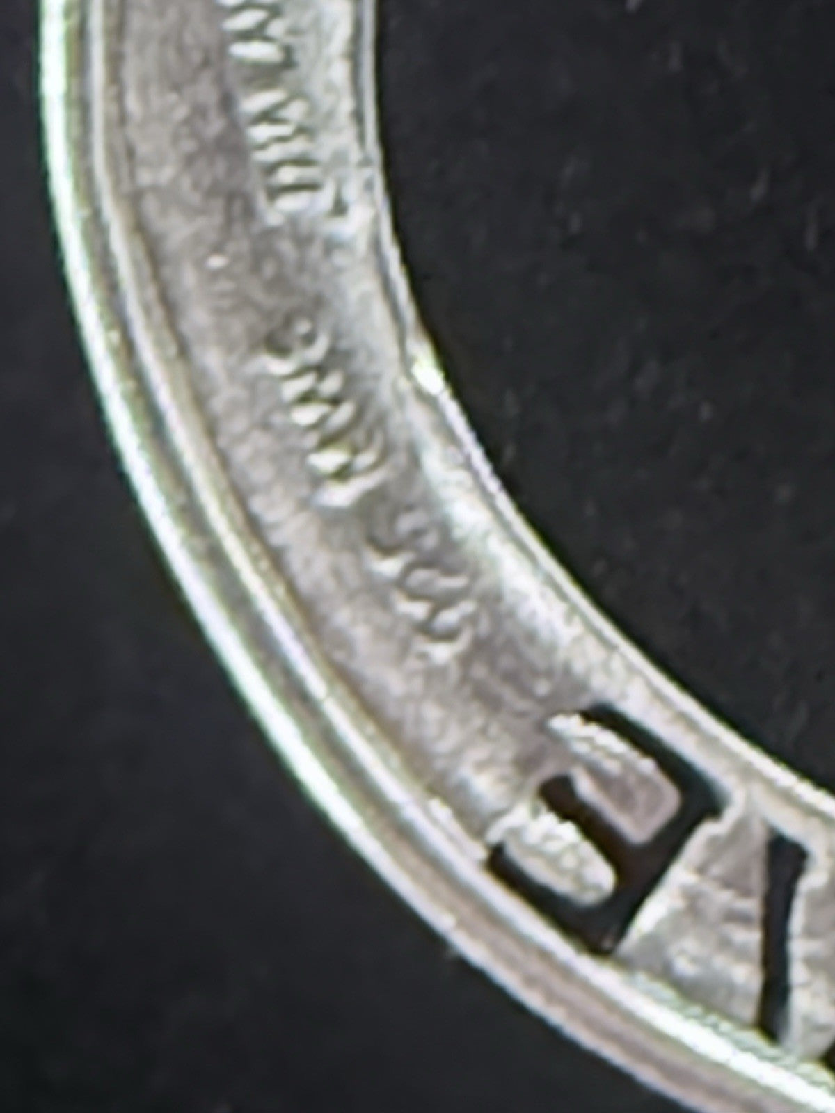 925 Sterling Silver Circle Pendant Love Emblem Chain Neckless.